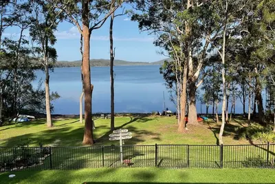 Image de Lakefront property, sensational sunsets, fenced backyard, pet friendly