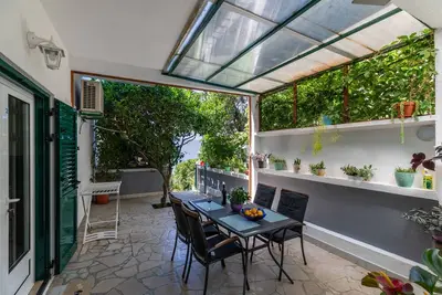 Image de Appartement d'une chambre avec la terrasse et la vue sur le mer Brist, Makarska (A-22463-b)