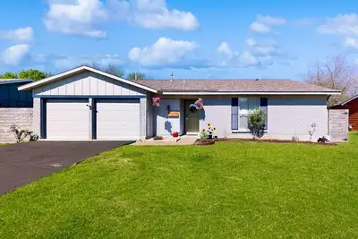 Image de Dog-friendly, single-story home with great yard & ideal location near Dell