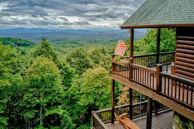 Image de Amazing mountain-view cabin with 2 decks, 2 fireplaces, & Bbq