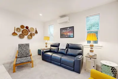 Image de Charming coastal retreat near the beach with smart Tv, fireplace, & games