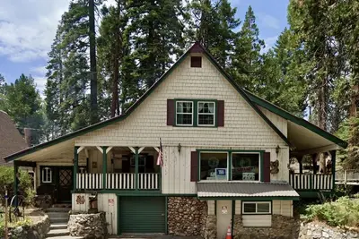Image de Location, Location, Location! Charming West Village Cabin In Town- 2 Miles/Lake.