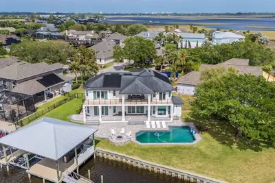 Image de Waterfront Oasis - 5 bedrooms, private pool and 2 docks