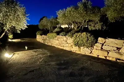 Image de Gîte au calme entouré d’oliviers et de lavandes avec vue