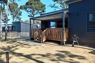 Image de Chalet élégant à Jullouville : plage, terrasse, piscine chauffée, 4 couchages