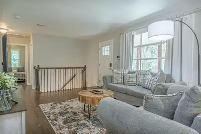 Image de Charming Spacious Home Near Fort Moore| Game Room
