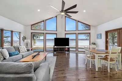 Image de Lakeshore Villa, Boat for Rent, Hot Tub!
