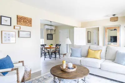 Image de Cute, Comfy & Across from Ice Plant w/Fire Pit | The Lucy