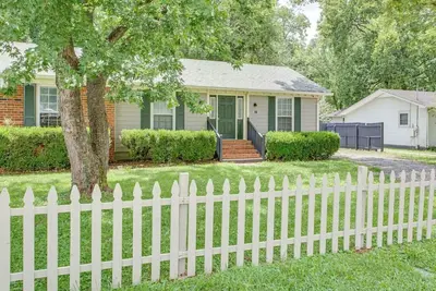 Image de Sunset Cottage: 2 bed 1 bath, Pet-Friendly.