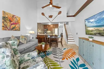 Image de Contemporary 2bd condo featuring elegant decor