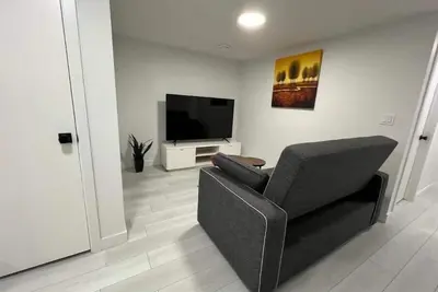 Image de Urbane Haven: Entire Basement Suite