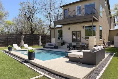 Image de Upstay—Newly Built Poolside Home w Balcony & Bbq