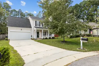 Image de 4 bedroom, 2 1/2 bathroom single family home with garage and fenced in yard!