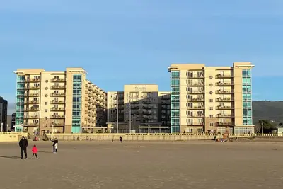 Image de Seaside Getaway: Your Beachfront Resort Retreat on the Promenade.