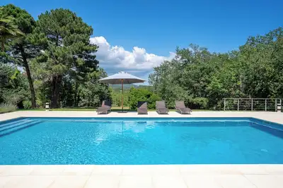 Image de Belle villa plain pied, rénovée, avec piscine dans le Golfe de Saint-Tropez.
