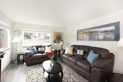 Image de Beachside Condo | Steps to the Beach | Pets ok