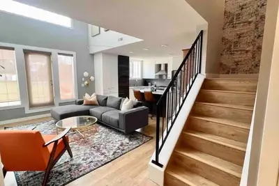 Image de Urban 2-bed, 2-storey loft w\/ Xl deck, free parking