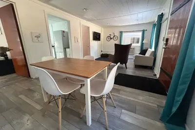 Image de Walk to beach, 2br, A/C