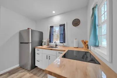Image de Lakewood Retreat - Hot Tub Open, Couples Getaway!