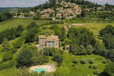 Le Bas Château, belle demeure pour 14 personnes, piscine privée, grand terrain