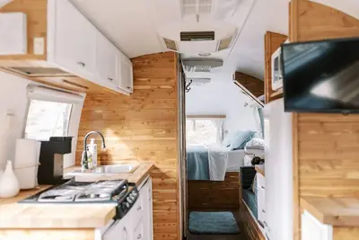 Image de Farmstay in a 1973 Airstream
