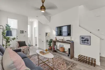 Image de Sacramento Serenity: 2br Home w/ Parking & Laundry