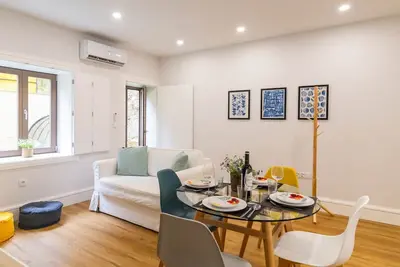 Image de Porto River Flat w/ Patio by LovelyStay