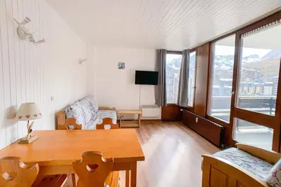 Image de 50m des commerces, 4ème étage, vue montagne, balcon, télévision, casier à ski, 24m², Tignes