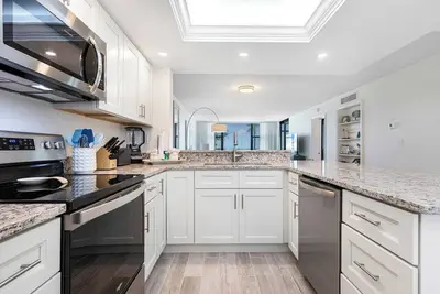 Image de Loggerhead Cay 141—a ground-level, beachfront oasis meticulously remodeled. . .