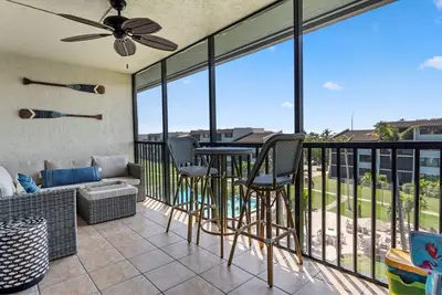 Image de Loggerhead Cay 584: Top-Floor, Partial Pool\/Gulf Views, Stunning Remodel!