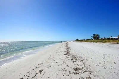 Image de Seagrape Village #2: Secluded 3br Gulf-Front Townhouse with Pool - Sleeps 8!