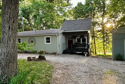 Image de Private Meramec River Frontage! ! Cozy Cabin with Amazing views! Available now! !
