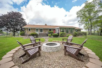 Image de On Deep Creek Time: Lake Area, Hot Tub, Pool Table, Fireplace!