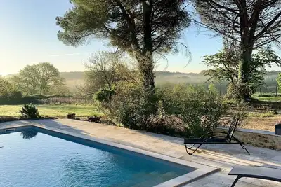 Image de Maison de campagne avec piscine et parc arboré