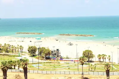 Image de 1st Line Beach View; Food & Pool Option. Massage Chair. Steps From Marina Mall