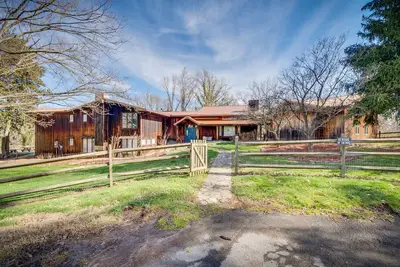 Image de 4 bed 4 bath pool and hot tub overlooking the river