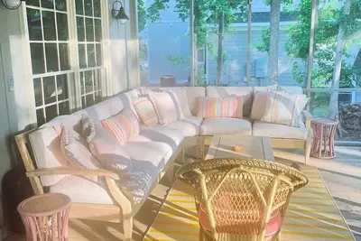 Image de Charming Lake Front Cabin With Amazing Screened Porch-Hollywood Harbour