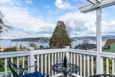 Image de Lake Washington View Home with Hot Tub Bbq Garden