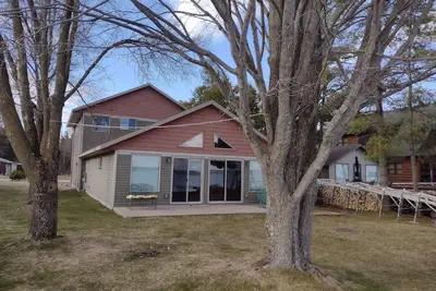 Image de House Lakefront Beautiful Sleeps 12 Ac, Wi Fi, 38 minutes to Gb