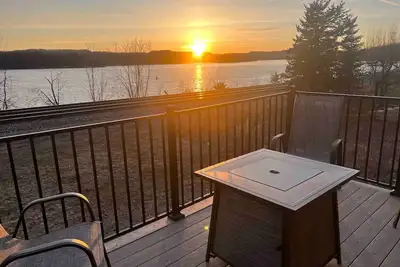 Image de Fountain City Loft, hot tub, river views