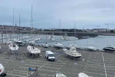 Image de Un apt meublé avec une vue sur le port des Bas Sablons et un parking gratuit.