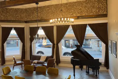 Image de Historic Chevy 3 br/3. 5 bth downtown square