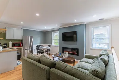 Image de Luxorious 2-Bedroom Near Downtown Stamford with Laundry and Pet Friendly!