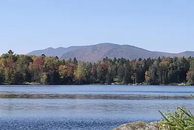 Image de Quiet cabin on Adirondack Lake in the Hamlet of Indian Lake, N. Y. 12842