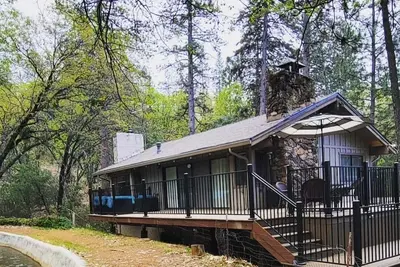 Image de Cozy Upstairs Cabin w\/Canal Views 45 mins to slopes & 10 mins to Rollins Lake