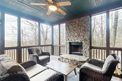 Image de Inviting scenic cabin with front porch, back deck, vaulted ceilings, & Ac