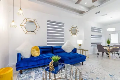 Image de ✨Modern✨Close to mall hospitals 2bed2bath King bed