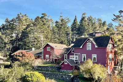Image de 2-story river-view home with wood fireplace, patio, streaming, hot tub, W/D