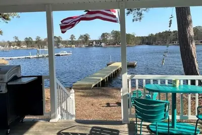 Image de Steps from the water with a private dock, a big relaxing porch & great amenities