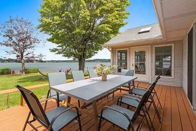Image de Bridgeview Cottage: A Family-Friendly Waterfront Home in Sturgeon Bay